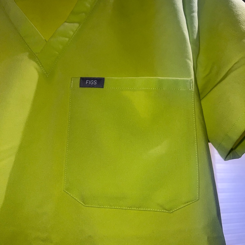 FIGS Catarina One-Pocket Scrub Top
Color: Serving Lime/Neon Yellow
Size M